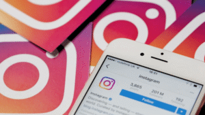 Pantalla de perfil de Instagram en un móvil, con logotipos alrededor, ilustrando la importancia de la segmentación en Instagram.