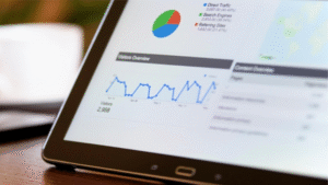Tablet con gráficos de tráfico web y estadísticas de visitantes, ideal para estrategias para posicionar mi página web en Google.