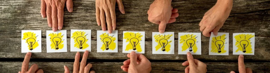 Equipo de marketing debatiendo si contratar una agencia o persona interna mediante un esquema de estrategias digitales y análisis DAFO.