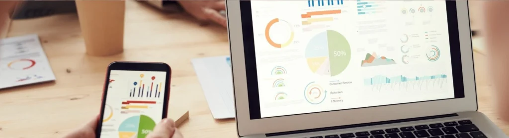 Imagen de dos dispositivos con estadísticas de estrategias de marketing.