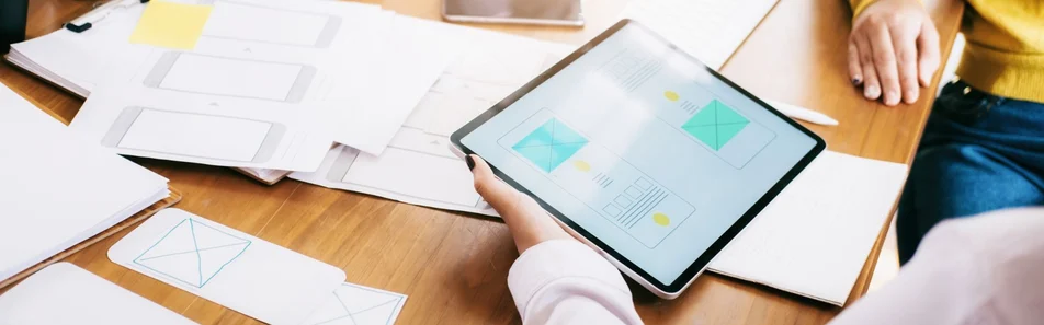 Demostración de la interfaz de un software en una tableta para captar clientes online.