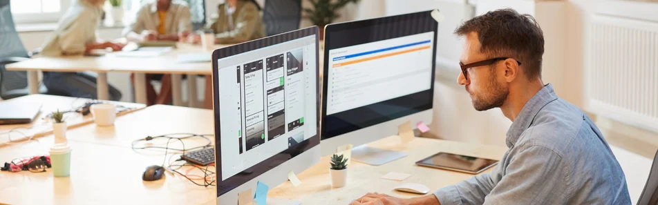 Estrategias digitales para vender un software online desde un ordenador portátil.