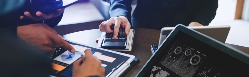 Equip de màrqueting analitzant mètriques per a definir objectius SMART dins d'un funnel de vendes per a vendre programari.