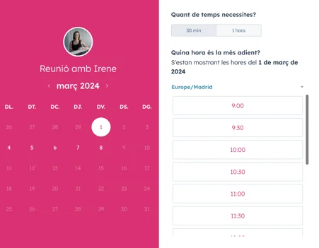 Aquí tens algunes opcions de text alternatiu per a la imatge, depenent del nivell de detall que necessitis: Opció 1: Breu i descriptiva (Recomanada per a accessibilitat general) Interfície de reserva de cites de HubSpot en català per a una reunió amb Irene. Mostra un calendari de març de 2024 amb el dia 1 seleccionat i una llista d'horaris disponibles a partir de les 9:00.