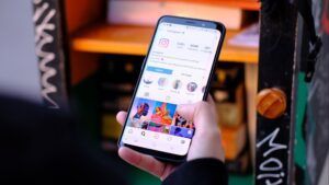 Persona sosteniendo un móvil mientras navega por contenido para Instagram en la app