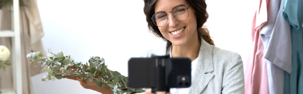 Chica grabando un video a ella misma con el móvil, como ejemplo de contenido para Instagram en formato tutorial