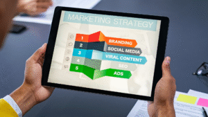 Tablet con gráfico de estrategia marketing digital que incluye branding, social media, contenido viral, SEO y anuncios.