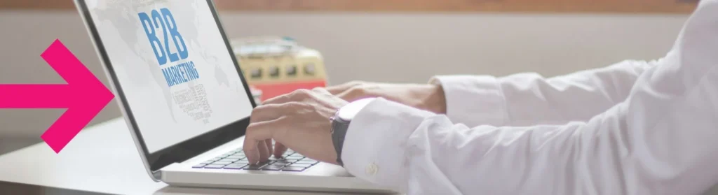 Usuario investigando sobre los 4 elementos claves que tienen que tener tu página web para conseguir tráfico de calidad y conseguir aumentar las ventas.