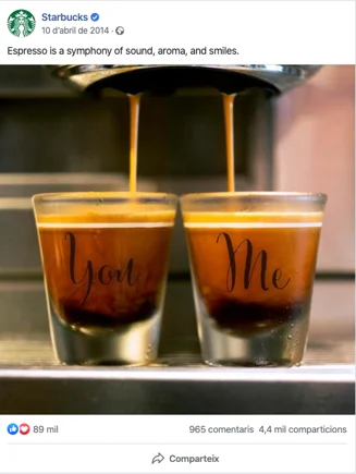 Exemple d'interacció de Starbucks a les xarxes socials responent de manera propera a un comentari d'un usuari.