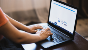 Persona treballant en un ordinador portátil per vendre un software online.