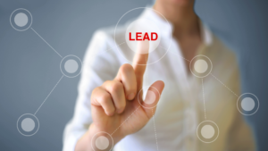 Concepte de generació de leads: má seleccionant un client potencial en una interfaç digital de xarxa.