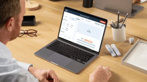 Persona treballant en la interfície de HubSpot dissenyant un correu electrònic de màrqueting per a empreses B2B.