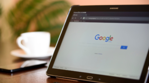 Tauleta mostrant el cercador de Google en una oficina, representant els serveis d'una agència Google Partner per al sector industrial.