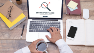 Especialista analizando estrategias de SEO B2B en un portátil para mejorar el rendimiento y posicionamiento orgánico