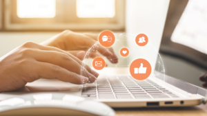 Persona utilizando un ordenador portátil para gestionar estrategias de marketing digital y redes sociales, representando las tendencias tecnológicas actuales.