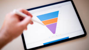 Gràfic d'un funnel de vendes per a vendre programari visualitzat en una tauleta amb HubSpot CRM.