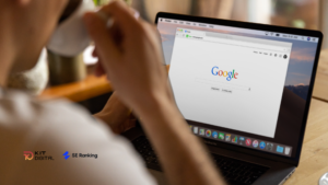 Professional analitzant el posicionament web en Google amb un ordinador, relacionat amb la subvenció del Kit Digital i l'eina SEO SE Rànquing.