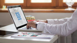 Professional analitzant estratègies i mètriques de màrqueting B2B en el seu ordinador