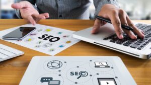 Análisis de informes SEO y tráfico orgánico mediante dispositivos digitales y documentos gráficos de estrategia web.