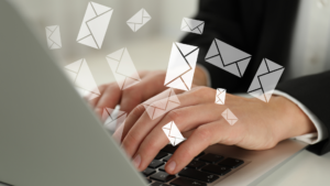 Estrategia de email marketing y captación de leads para empresas B2B mediante el envío de correos electrónicos profesionales desde un ordenador
