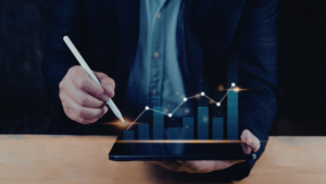 Gràfic digital de creixement i anàlisi de dades en una tauleta per a estratègies de màrqueting digital