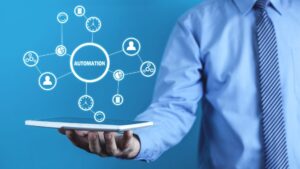 Automatització de màrqueting per a B2B representada per un gràfic digital interactiu sobre una tauleta sostinguda per un professional.